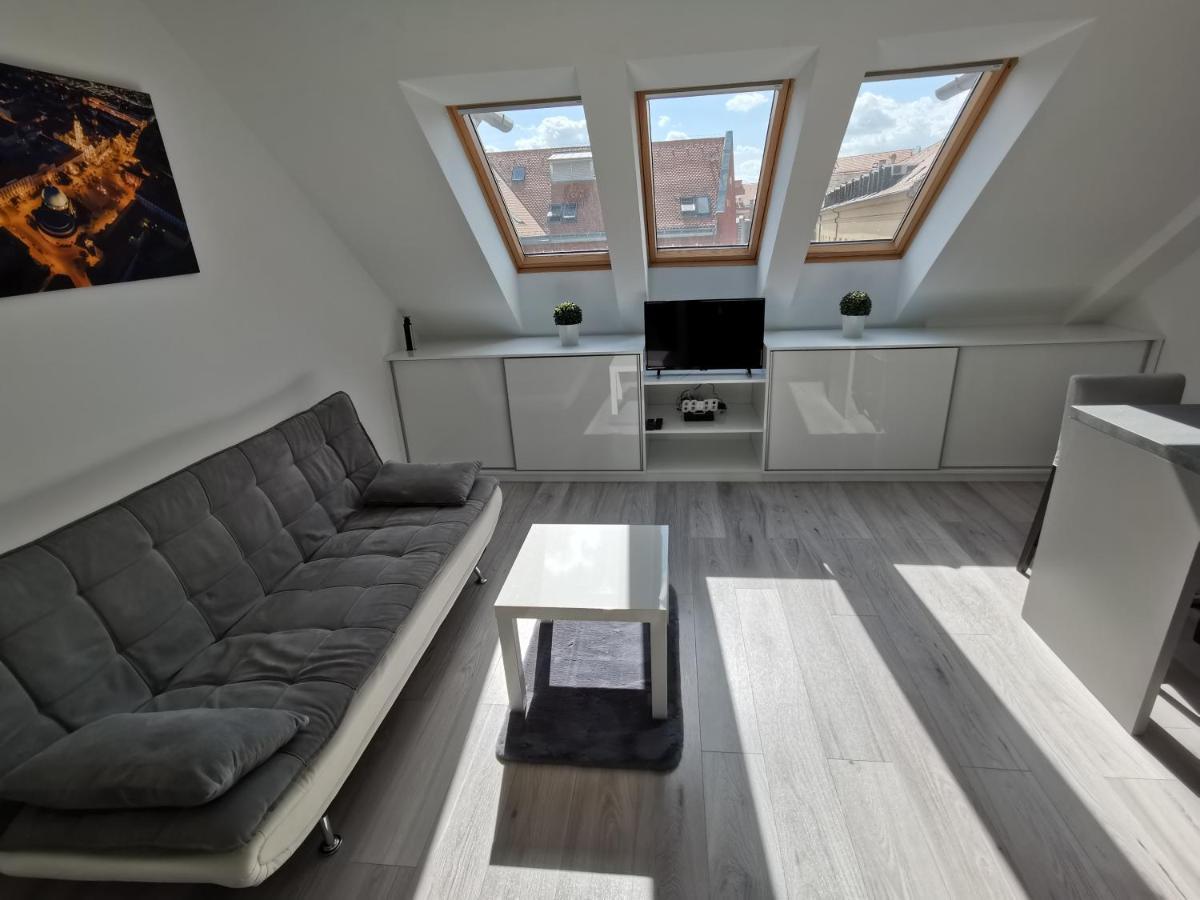 Antracit Apartman - Free Parking Pécs Zewnętrze zdjęcie